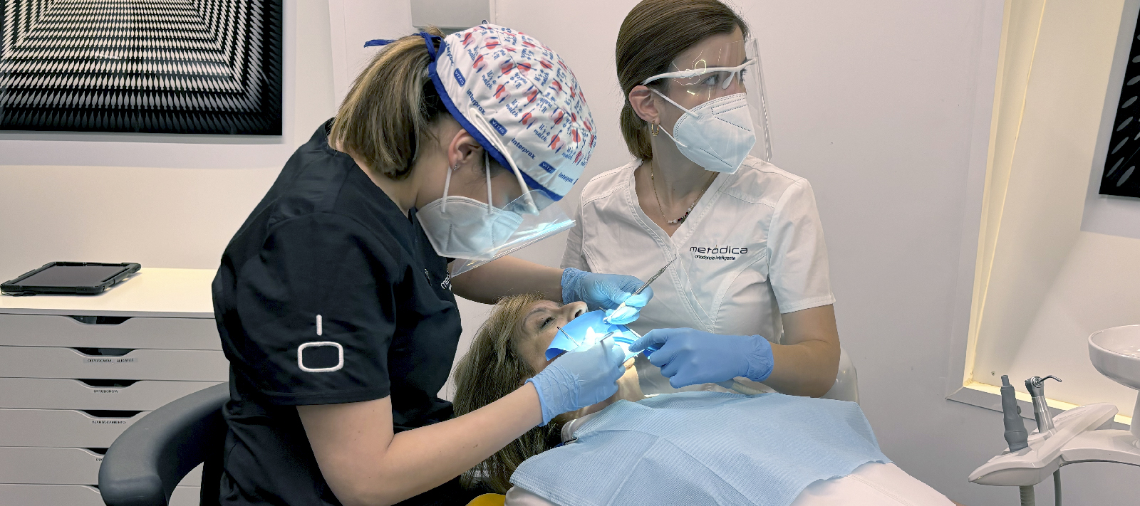 Doctor realizando un tratamiento de cirugia oral