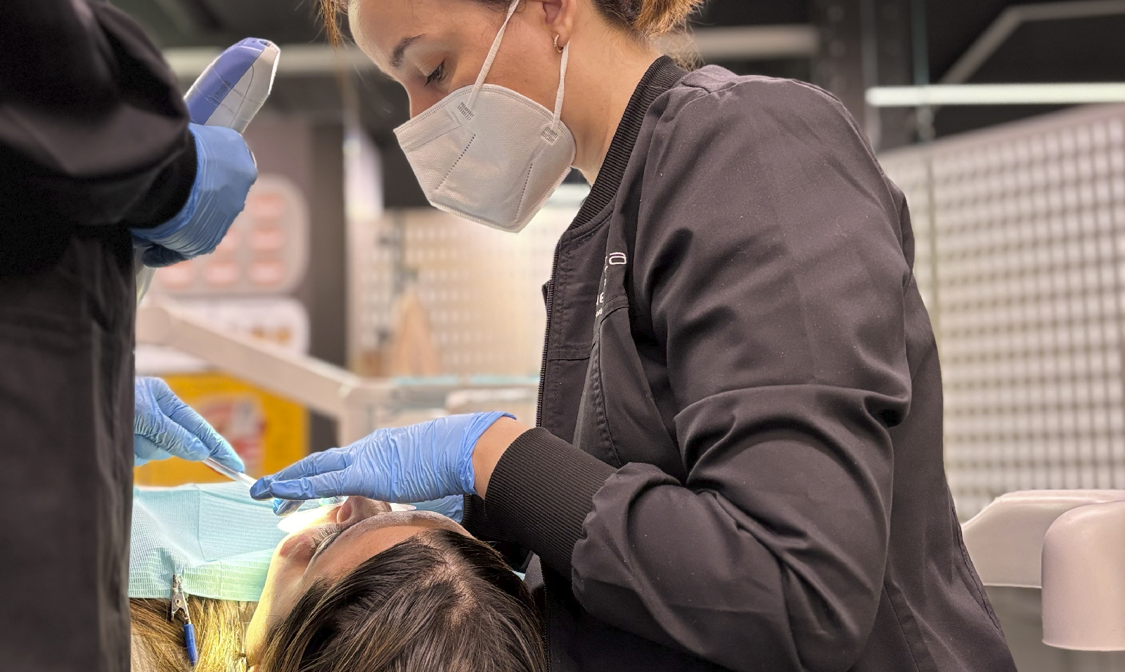 Doctor realizando una cirugía oral