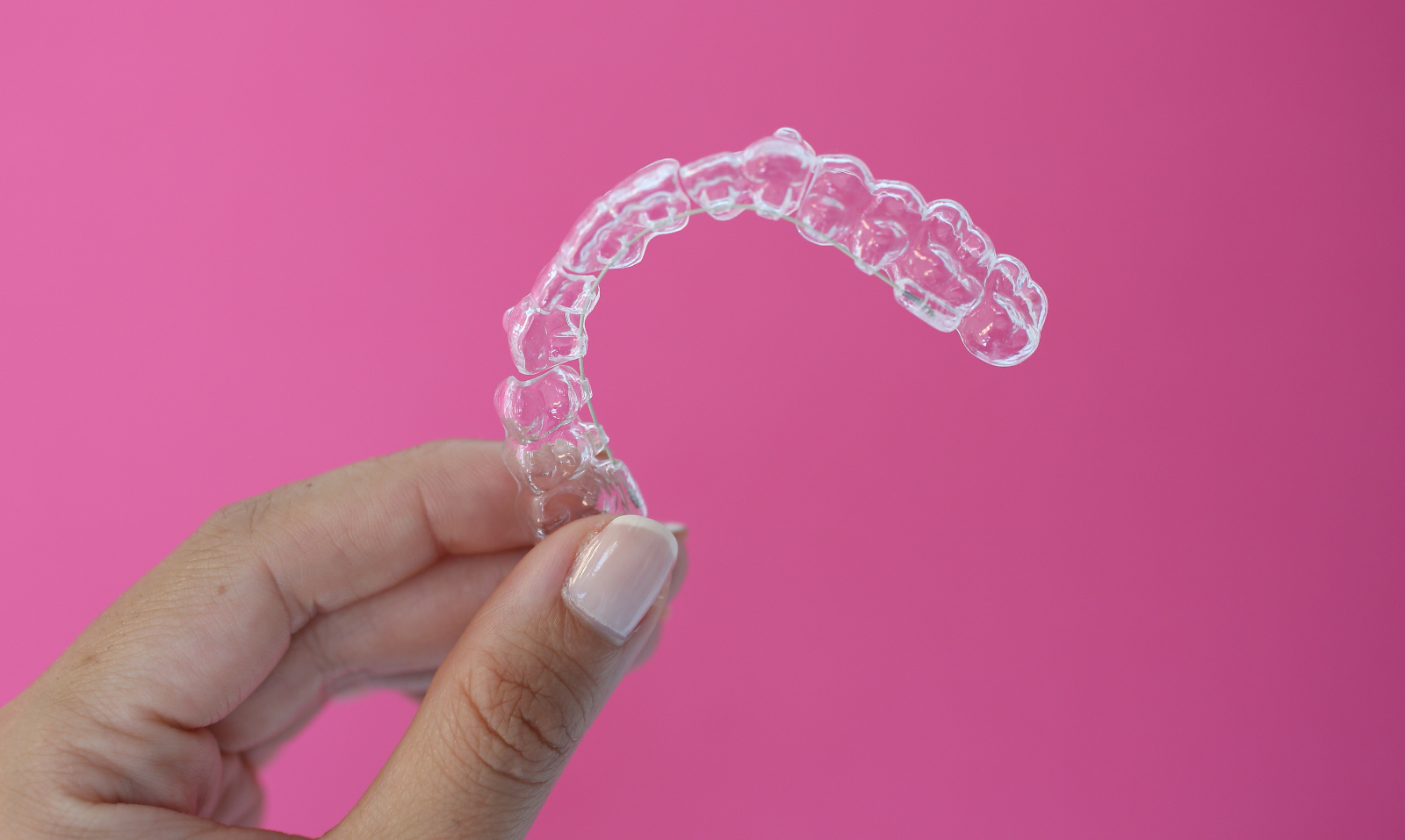 Mano sosteniendo Ortodoncia invisible para adolescentes y adultos
