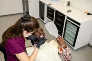 cuánto tiempo tarda en sanar un implante dental